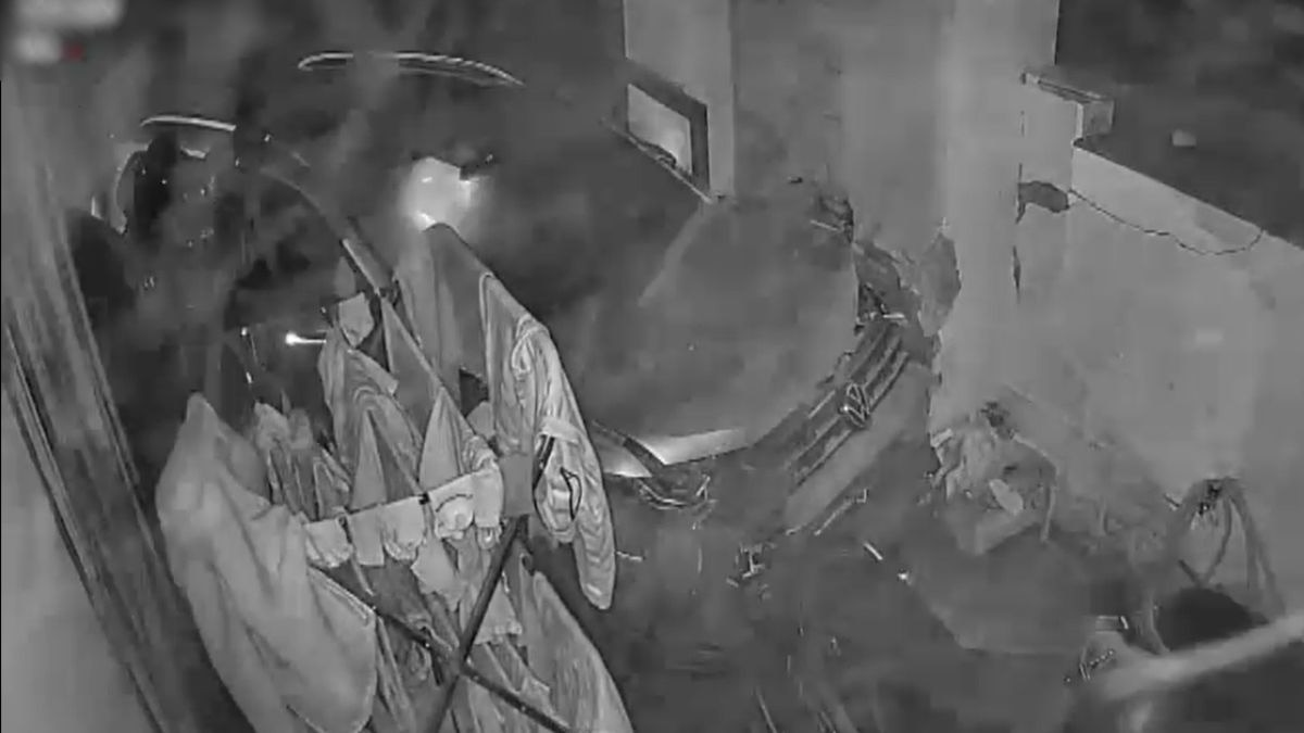 रात करीब डेढ़ बजे हुआ हादसा. (Photo: Screengrab)