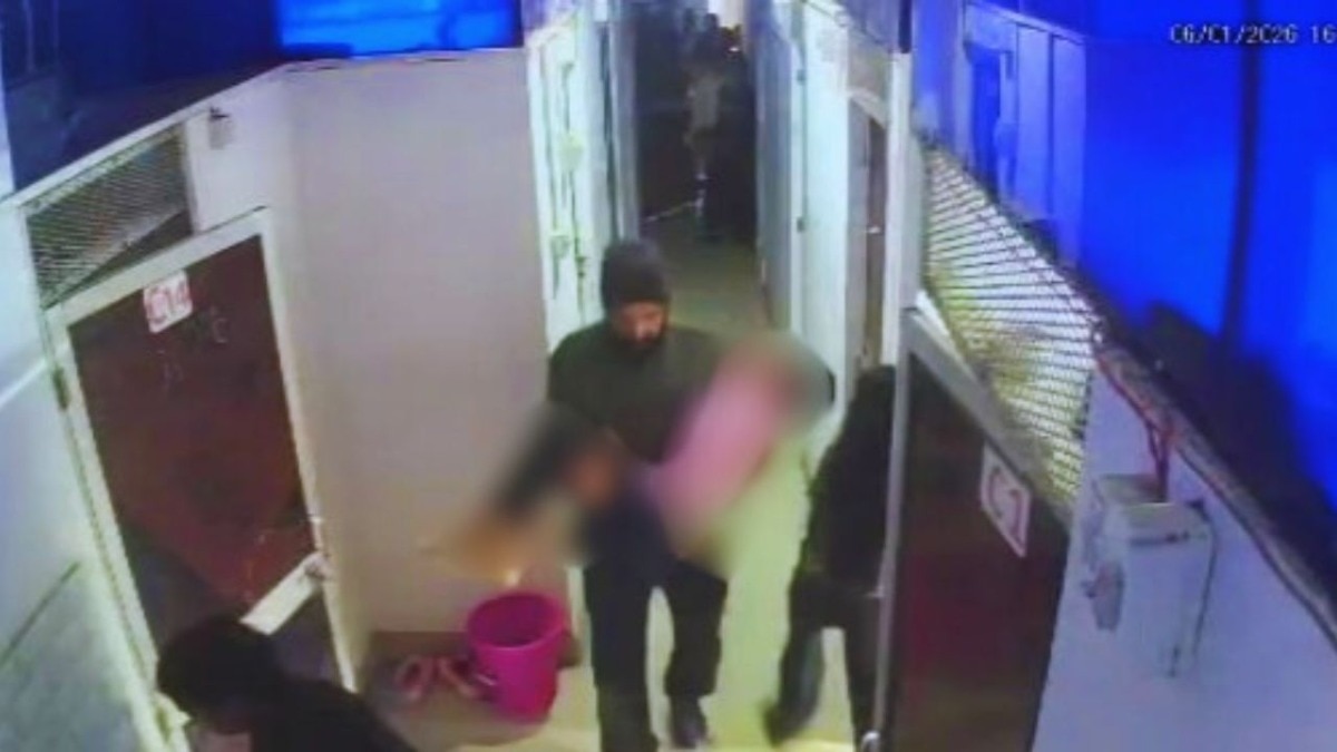 CCTV वीडियो में बेहोश दिखी छात्रा (Photo: Screengrab)