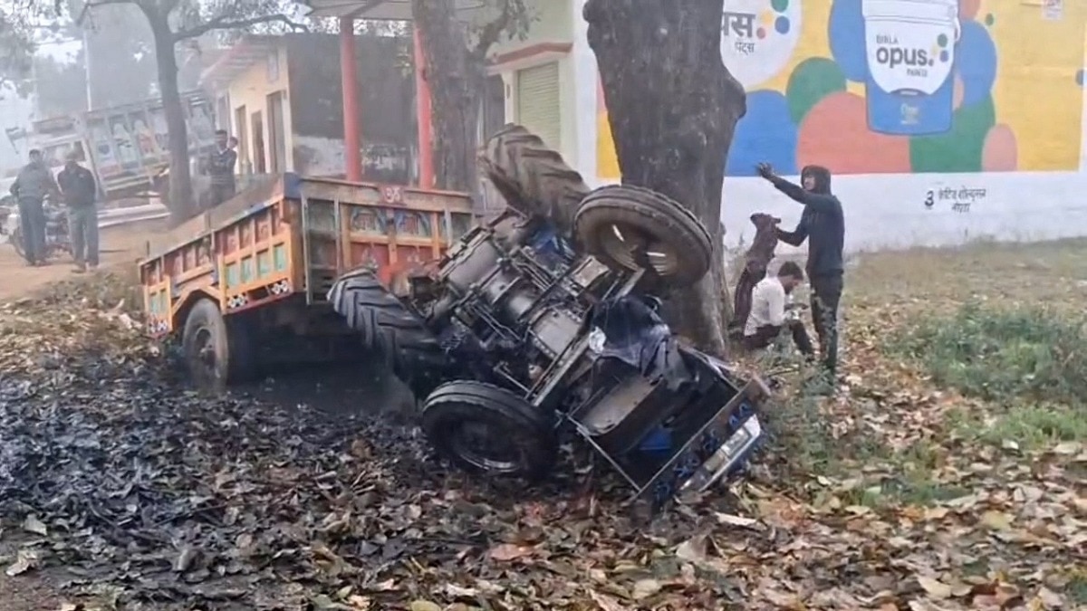 कुत्ते को बचाने में पलट गया ट्रैक्टर. (Photo: ITG)