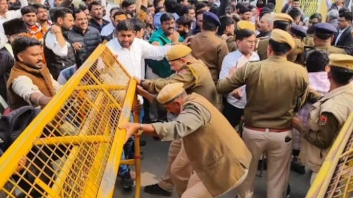 जयपुर में यूजीसी नियमों के खिलाफ प्रोटेस्ट