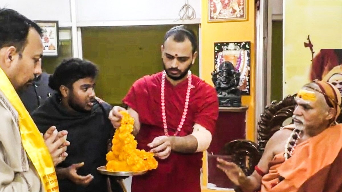 वाराणसी में अलंकार अग्निहोत्री के शंकराचार्य जी ने लिखकर आशीर्वाद दिया (Photo: ITG)