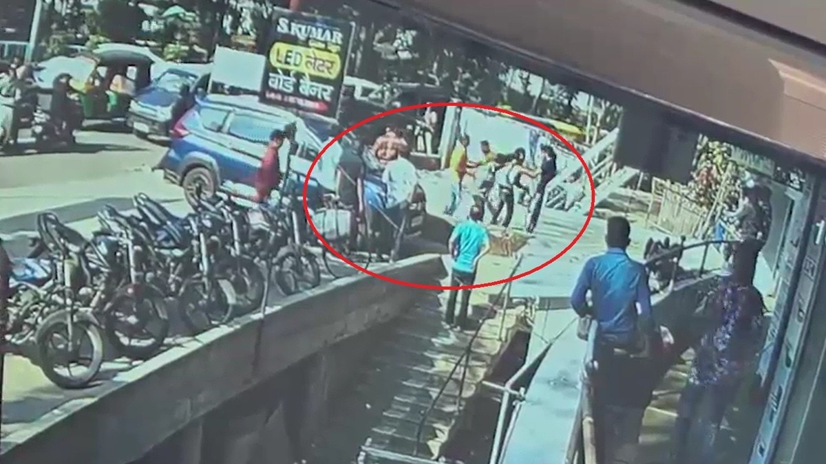 दिनदहाड़े कुरियर बॉय अगवा. (Photo: Screengrab)