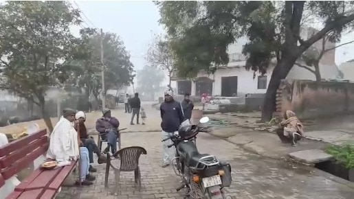 युवक ने गली बंद कर की हवाई फायरिंग (Photo: Screengrab)