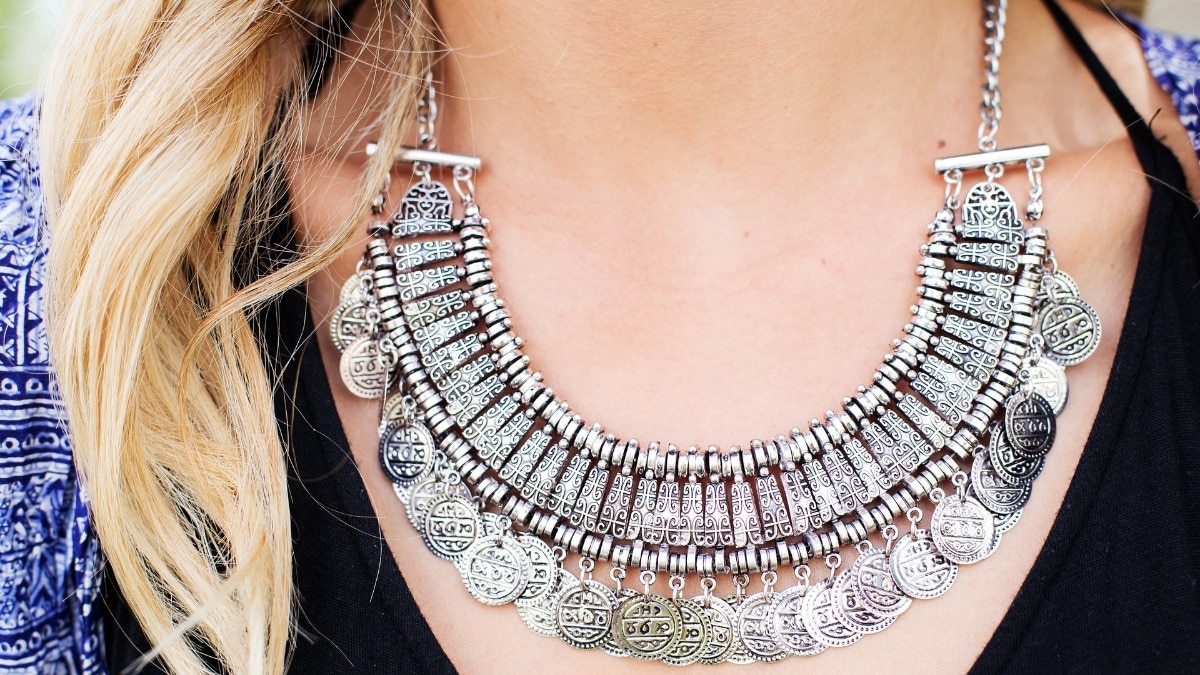 Silver Buying Tips: क्या अब खरीद लें चांदी? कीमत हो गई आधी... इस फॉर्मूले से फंसेंगे नहीं!