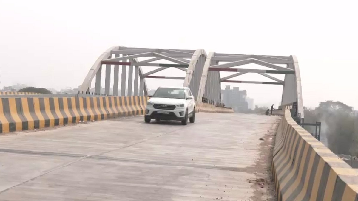 ब्रिज का उद्घाटन अब तक नहीं हो पाया है. (Photo: ITG)