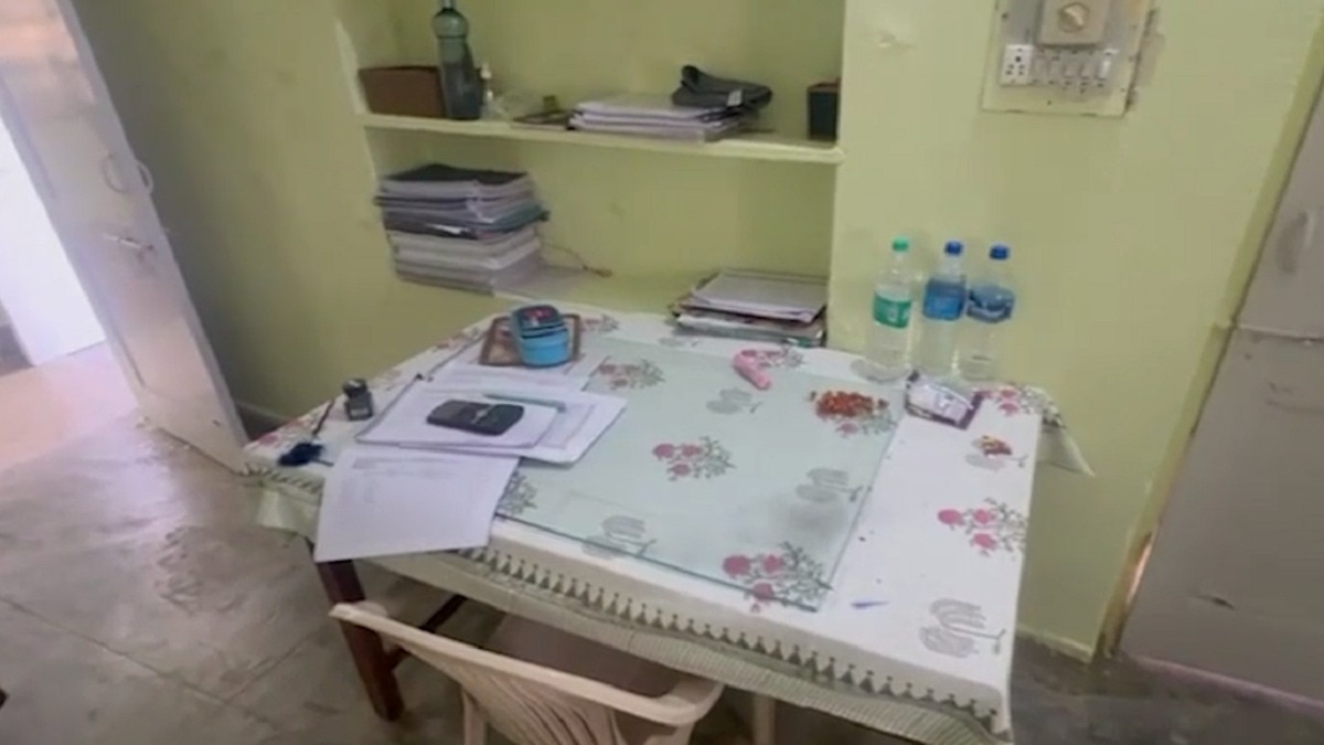 चोरी करने के बाद चोर ने अलग-अलग कई मैसेज लिखे. (Photo: Screengrab)