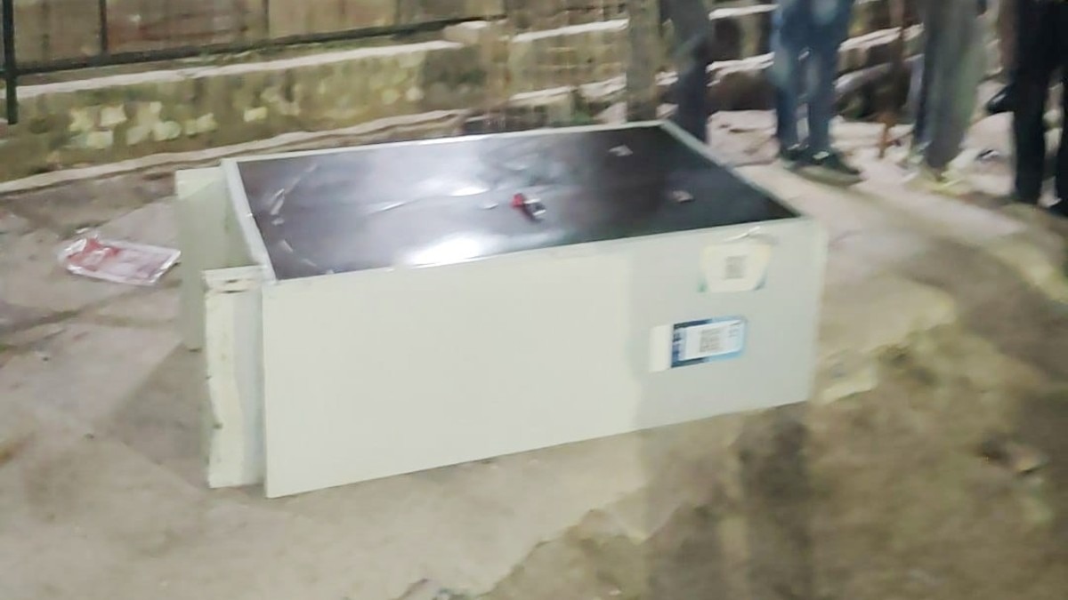 अलमारी में 6–7 किलो चांदी सुरक्षित बच गई.(Photo:ITG)