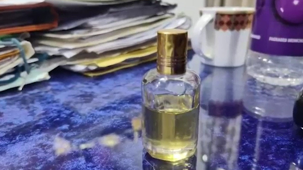 इत्र और तंत्र की किताब के साथ धरा गया मनचला.(Photo:ITG)