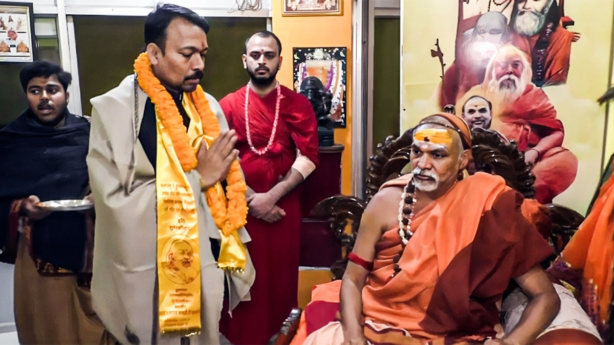 वाराणसी में शंकराचार्य से आशीर्वाद लेते अलंकार अग्निहोत्री (Photo:ITG)