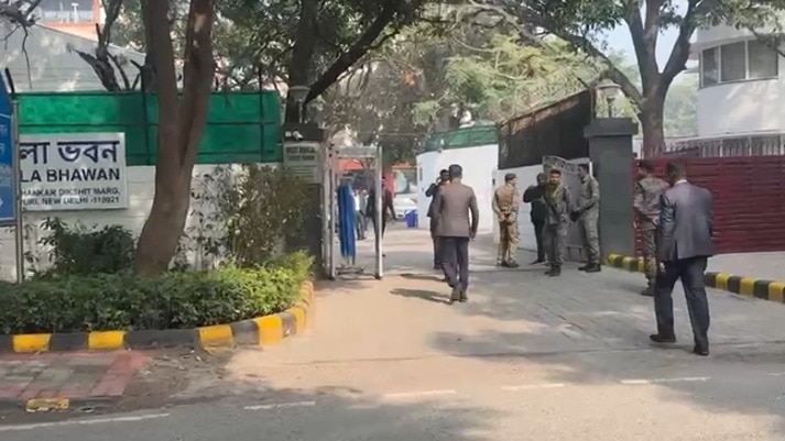 चाणक्यपुरी के बंग भवन के बाहर पुलिस बल तैनात