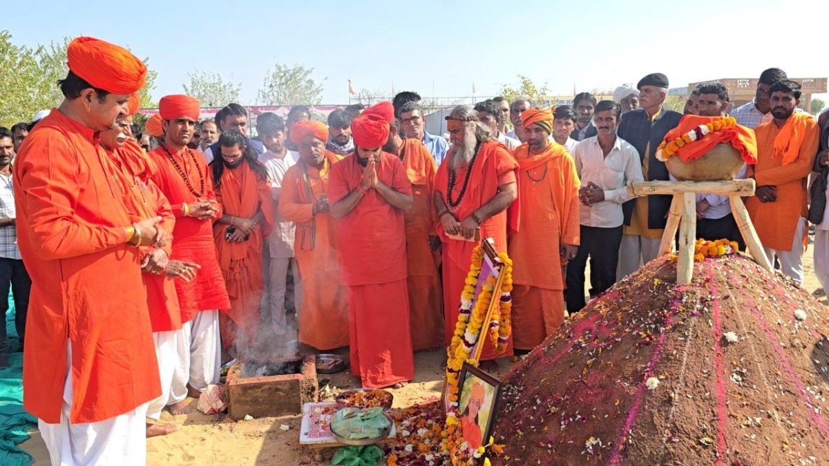 प्रेम बाईसा की समाधि पर पूजा करते साधु संत (Photo ITG)