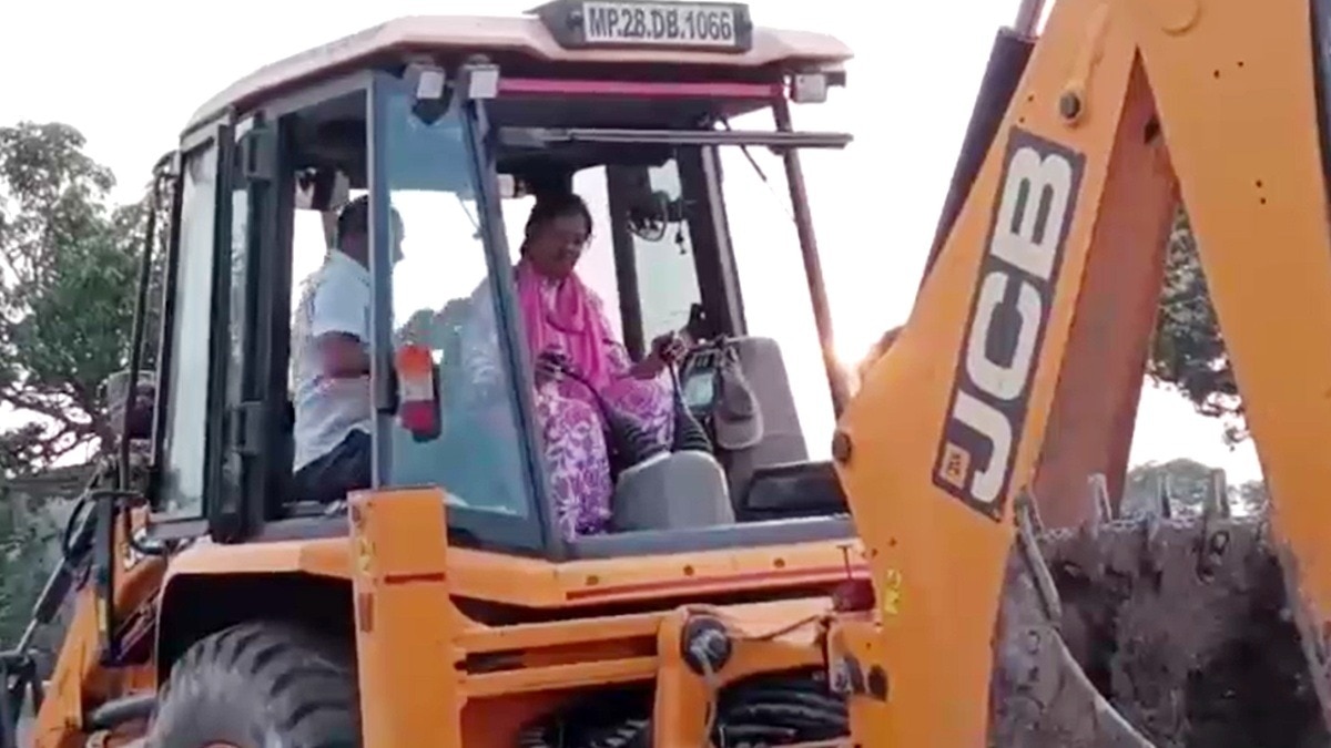 पांढुर्णा में SDM ने संभाली बुलडोजर की स्टीयरिंग.(Photo:Screengrab)