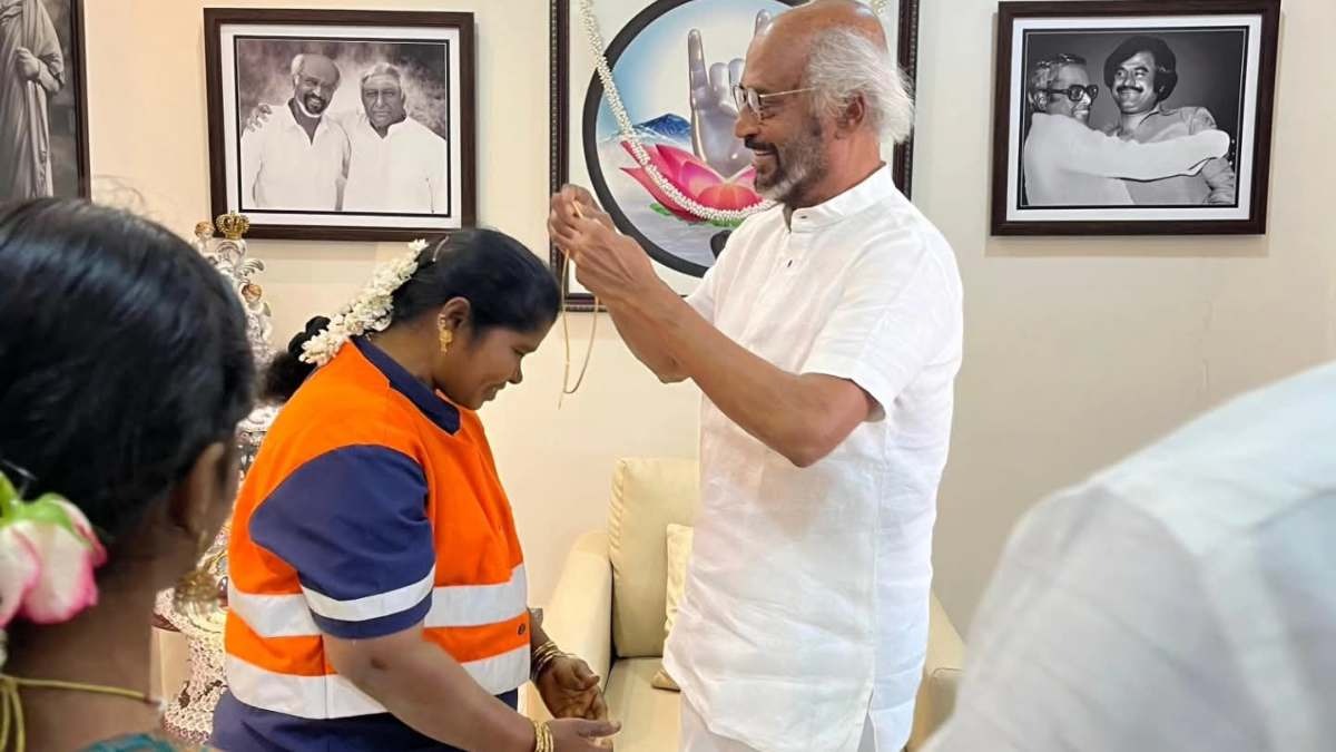 सफाईकर्मी को रजनीकांत ने दी गोल्ड चेन (Photo: X/@Anbuhelan1986)