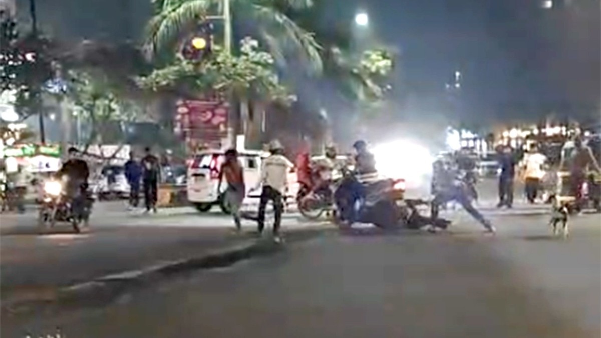 Mumbai Police attacked with swords and guns while they were trying to arrest drug accused 