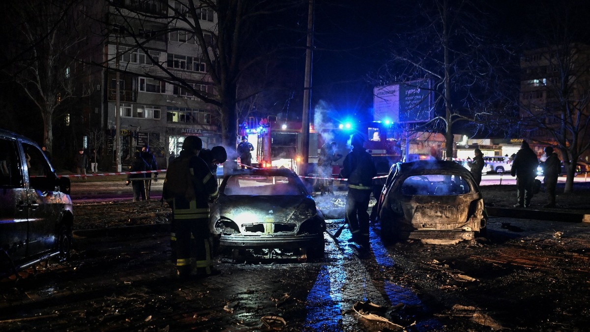 रूसी ड्रोन हमले में तबाह हुई कारों (Photo: Reuters)