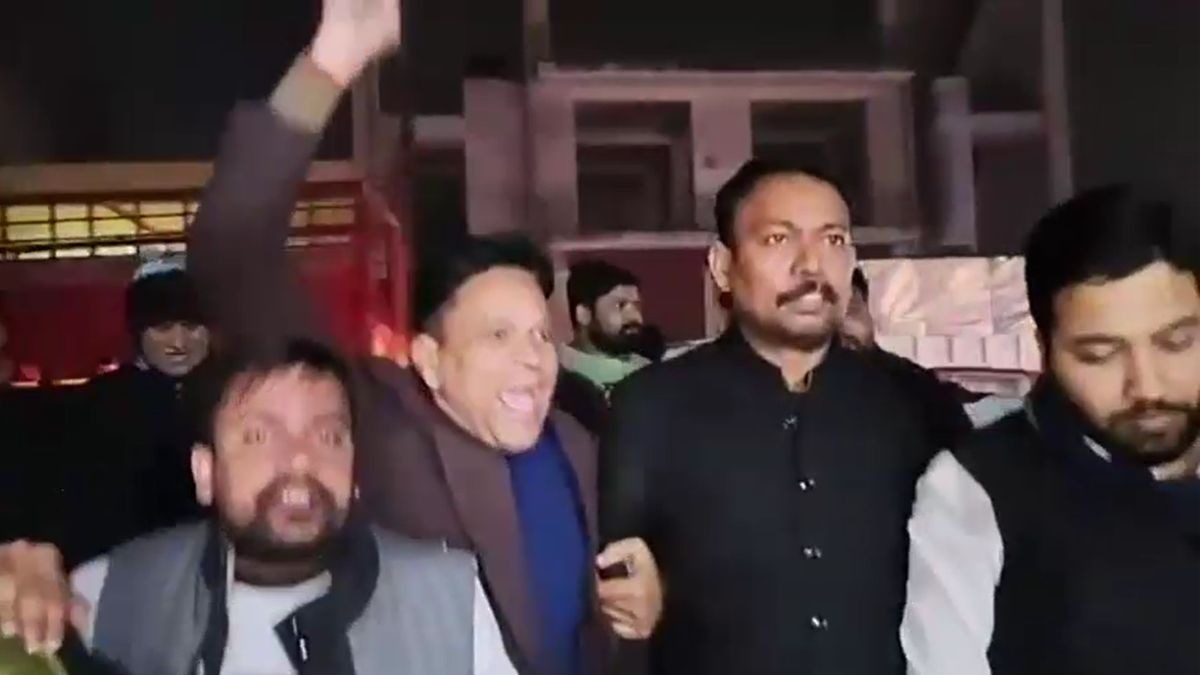 अलंकार अग्निहोत्री के समर्थकों ने लगाए नारे. (Photo: Screengrab)