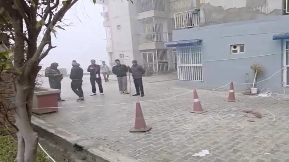 सॉरी मम्मी-सॉरी पापा...', ऑनलाइन गेम का टास्क पूरा कर 9वीं मंजिल से कूद गईं तीन सगी बहनें - ghaziabad 3 sister suicide after completed last task Korean Lover Game lcly - AajTak