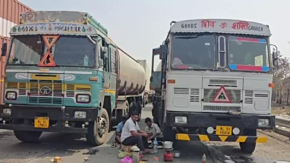 मुंबई-पुणे एक्सप्रेसवे पर 16 घंटे से भीषण जाम... सुरंग के मुहाने पर पलटा केमिकल से भरा टैंकर, हजारों वाहन फंसे - khandala ghat tanker overturn mumbai pune expressway ...