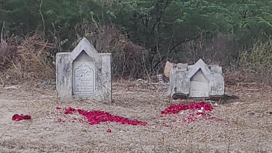 प्रयागराज: शब-ए-बरात पर अतीक और अशरफ की कब्र पर चढ़े फूल प्रयागराज: शब-ए-बरात पर अतीक और अशरफ की कब्र पर चढ़े फूल