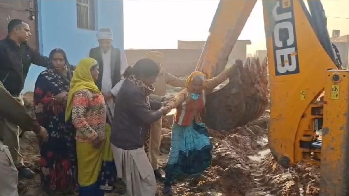 नाला खुदाई पर दो गुट भिड़े.(Photo: Umesh Mishra/ITG)