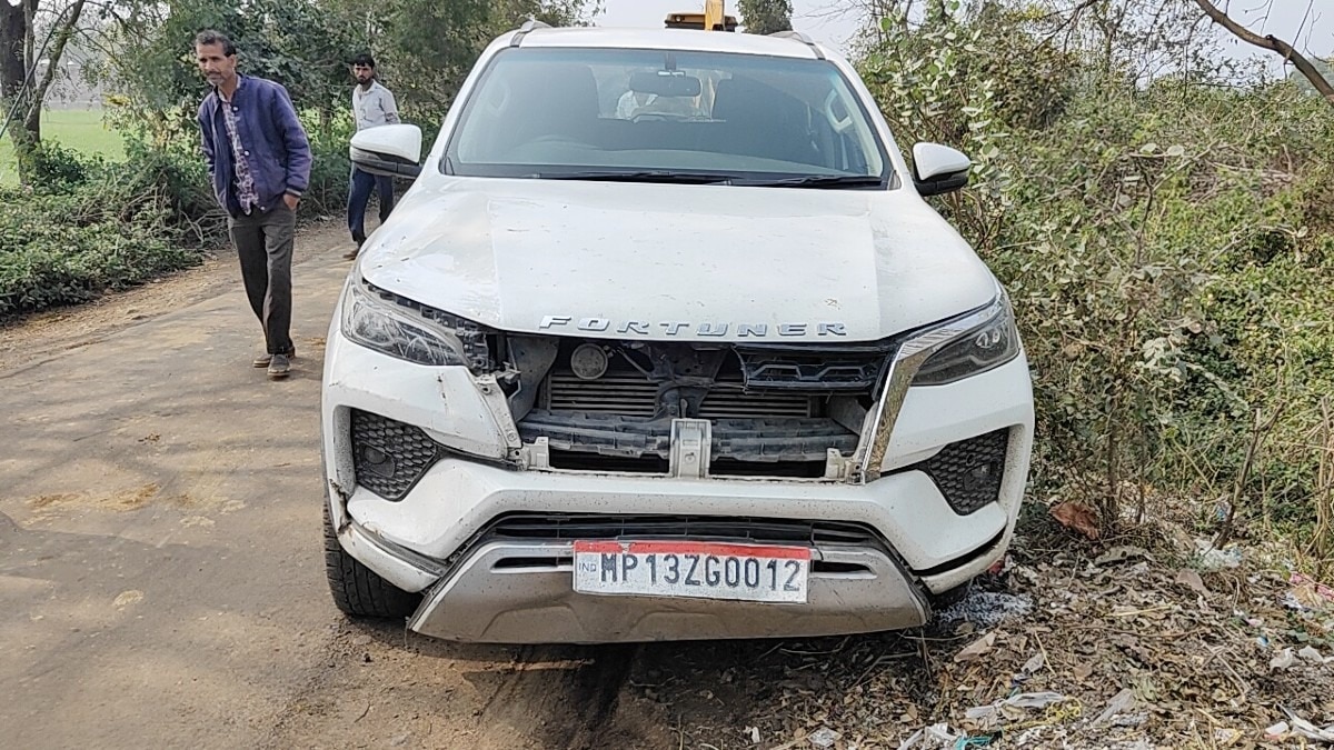 पुलिस की दबिश देख फॉर्च्यूनर छोड़ भागा माफिया.(Photo:ITG)