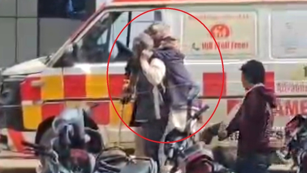 कंधे पर बीमार पिता को लिए मदद मांगता रहा मुनेश.(Photo:Screengrab)