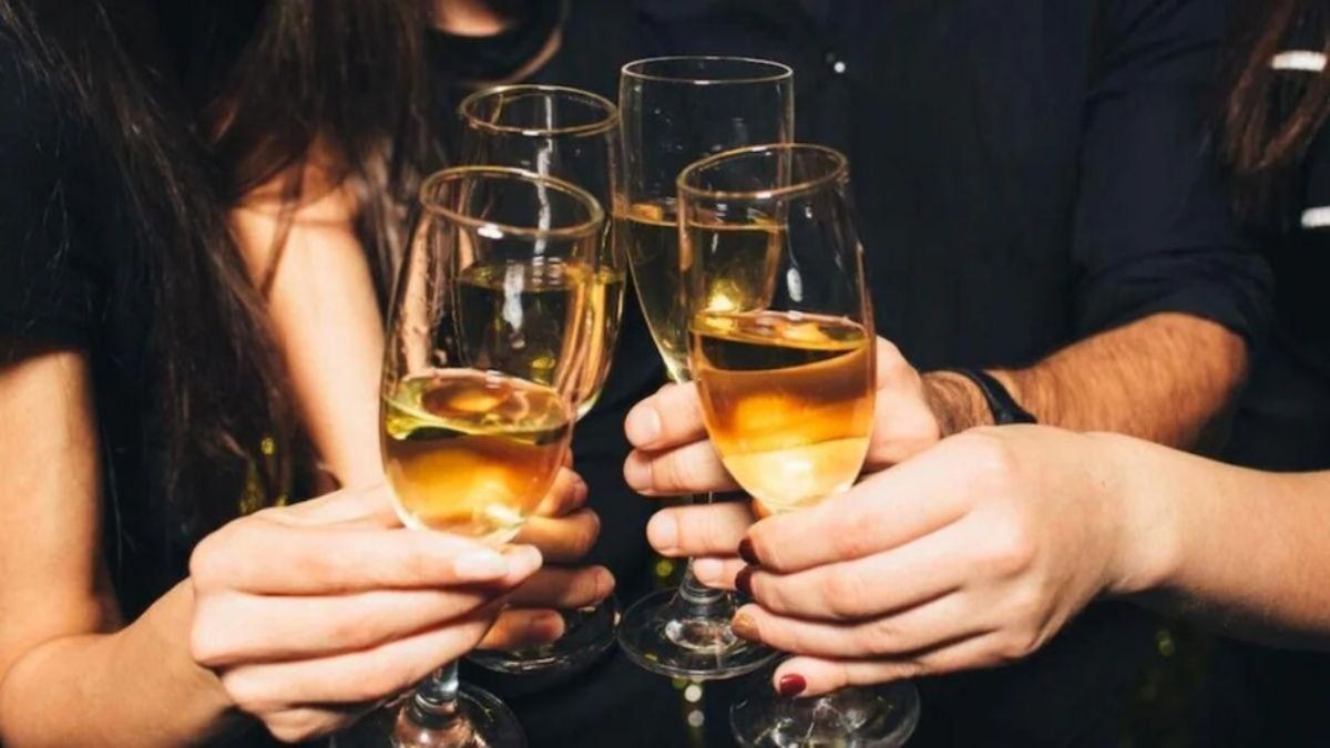 अहमदाबाद में चल रही थी शराब पार्टी. (Photo: Representational)