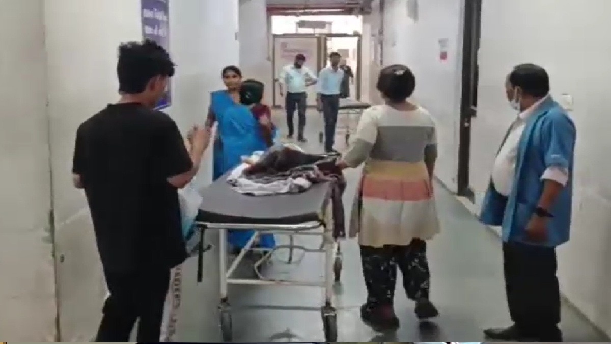 आवारा कुत्तों ने मासूम बच्चे पर किया हमला (Photo: Screengrab)