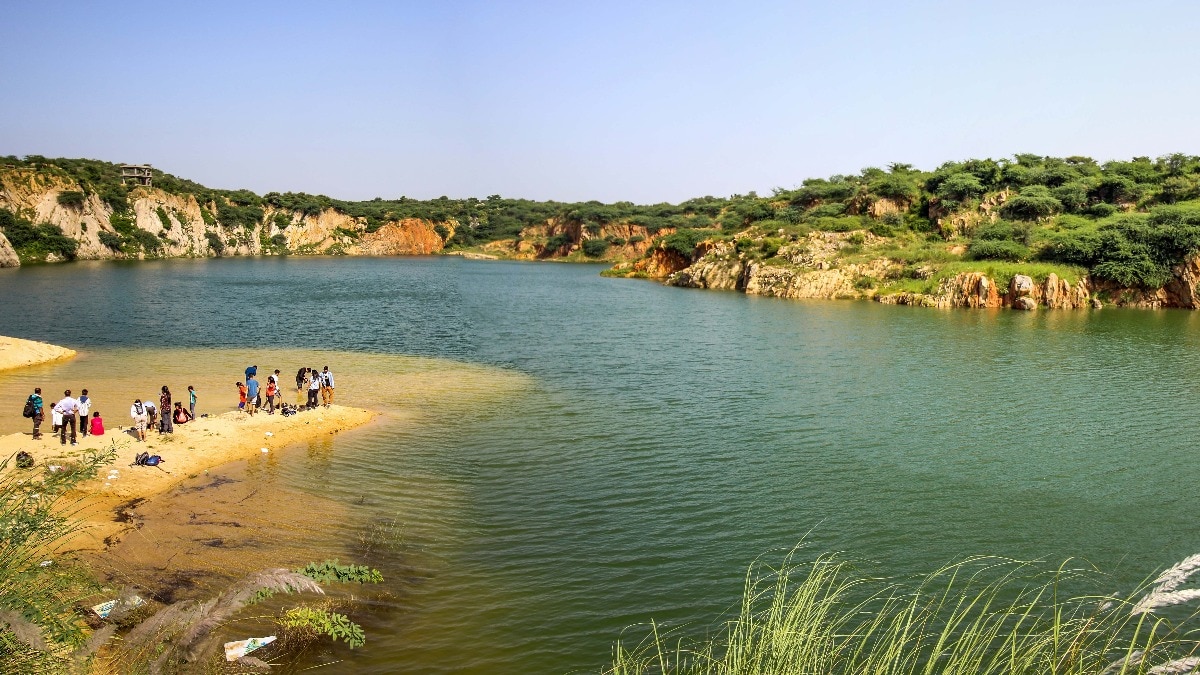 असोला भट्टी वाइल्डलाइफ़ सैंक्चुरी में मौजूद है नीली झील