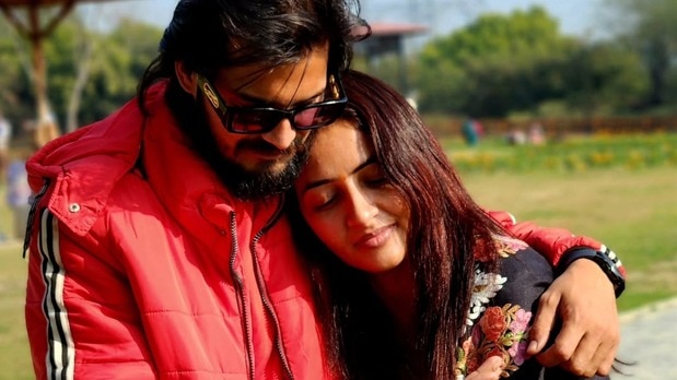 मिस्ट्री मैन संग दिखीं चंद्रिका दीक्षित (Photo: Instagram @kon_mysteryman)