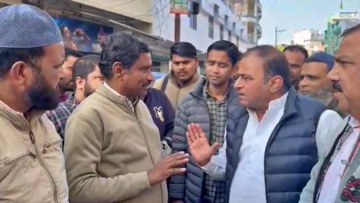 SP MLA Hasan Rumi lashed out at officer (Photo - Screengrab)