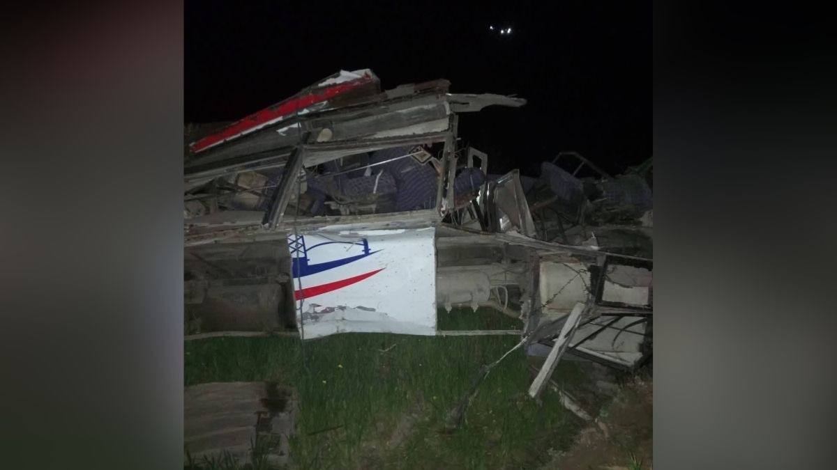 200 मीटर गहरी खाई में जा गिरी बस. (Photo: ITG)