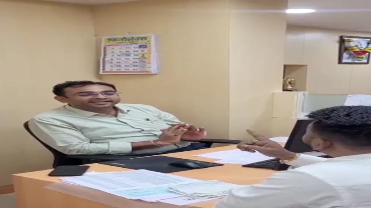 एमएनएस नेता ने बैंक अधिकारी से मराठी भाषा को लेकर की बहस. (Photo: Screengrab)