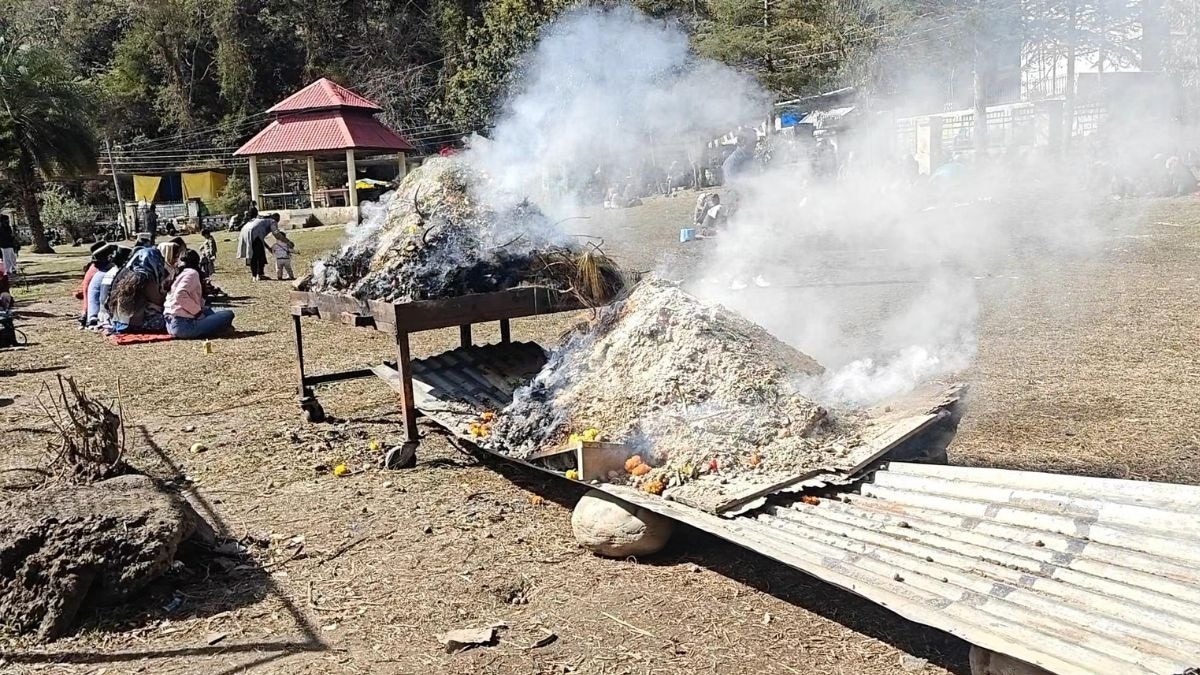 झील के किनारे बौद्ध श्रद्धालु करते हैं पूजा-पाठ. (Photo: ITG)