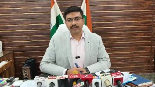 DM की सख्ती से राजस्व विभाग में हड़कंप.(Photo: Screengrab)