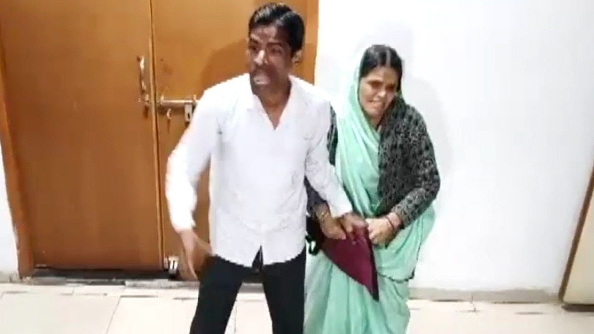 इंदौर कलेक्टर कार्यालय में हाई वोल्टेज ड्रामा.(Photo:Screengrab)