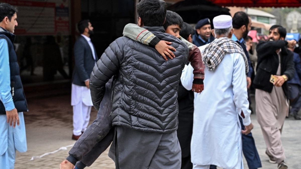 इस्लामाबाद में हुए ब्लास्ट के बाद घायलों के परिजन इधर-उधर भागते नजर आए.(Photo-AFP)