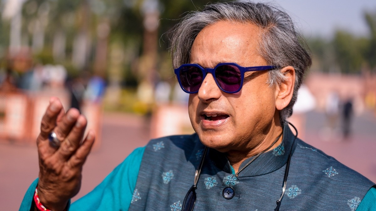 विदेश मामलों की संसद की स्टैंडिंग कमेटी के प्रमुख हैं शशि थरूर (Photo: PTI)