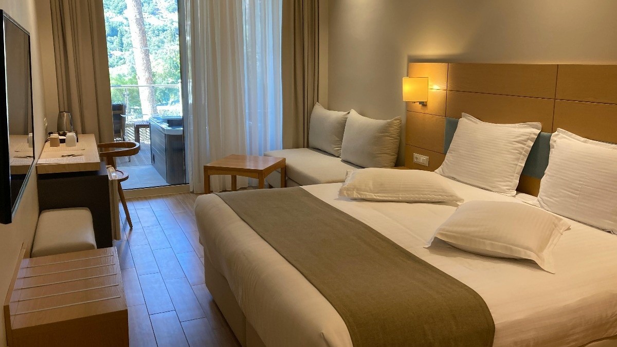 होटल में कपल का चुपके से अंतरंग वीडियो बनकर वेबसाइट पर डाला (Photo - Pexels)