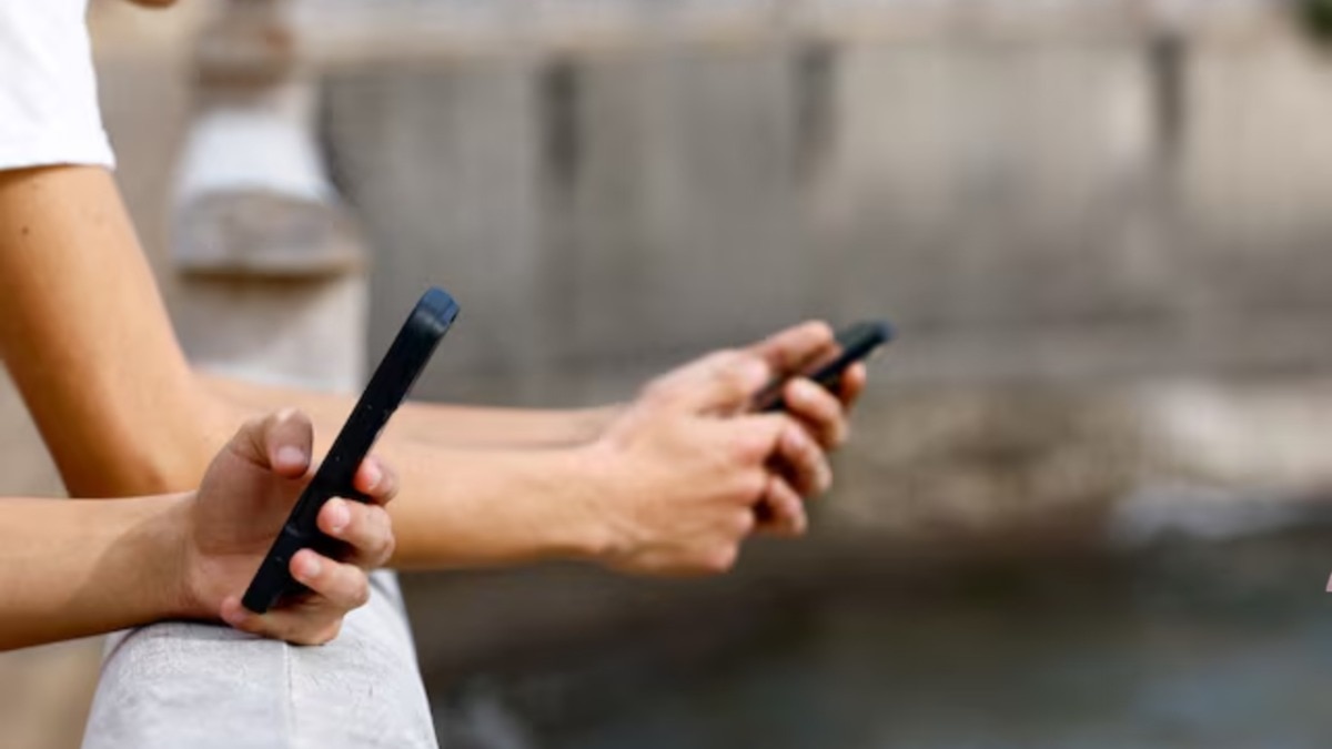 social media on mobile phones