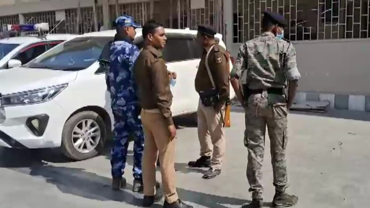 4 पर्यटकों की मौत की सूचना पर पहुंची पुलिस. (Photo: Screengrab)