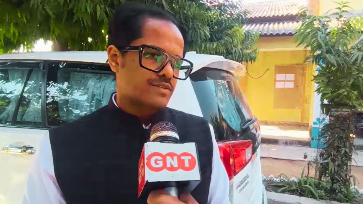 आईएएस पुलकित गर्ग ने बेटी का आंगनबाड़ी में कराया एडमिशन. (Photo: Screengrab)