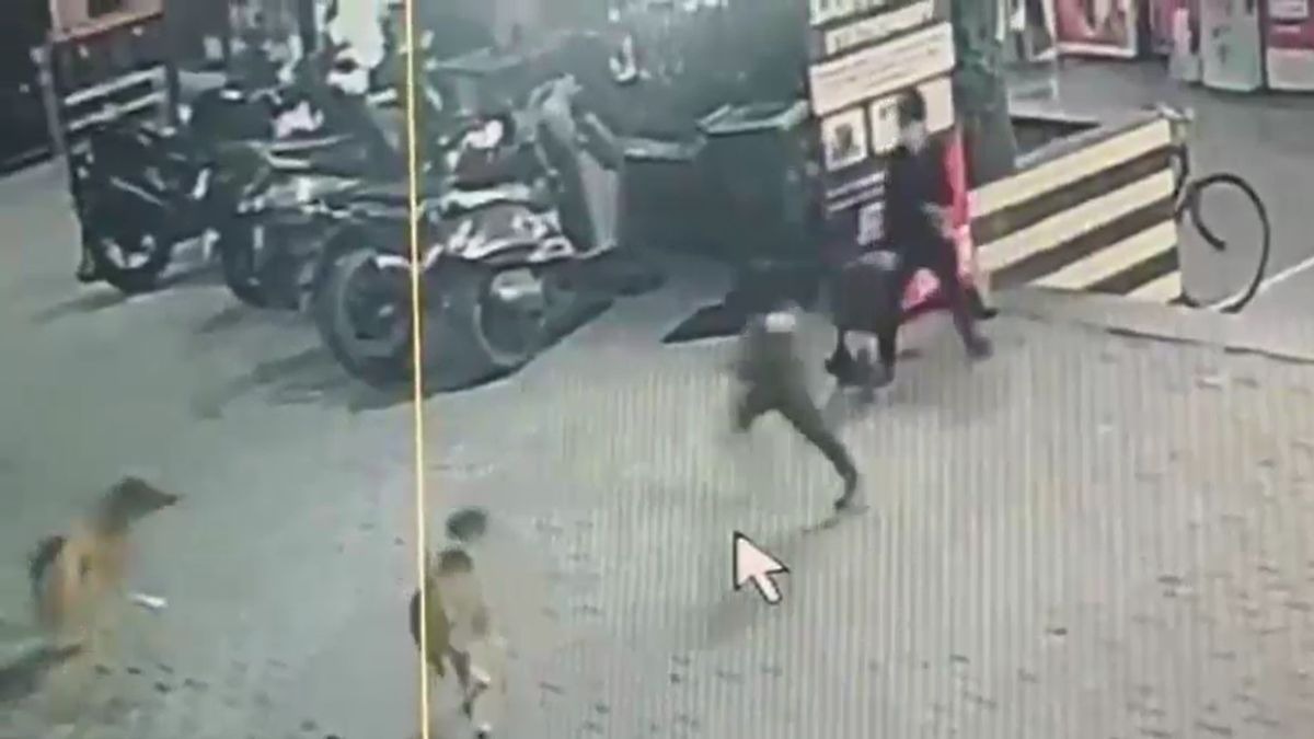 बच्चे पर कुत्तों ने किया अटैक. (Photo: Screengrab)