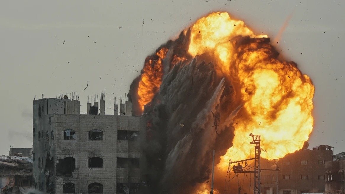 गाजा के जैतून में एक इमारत पर इजरायल ने बमबारी की. (Photo- AP)