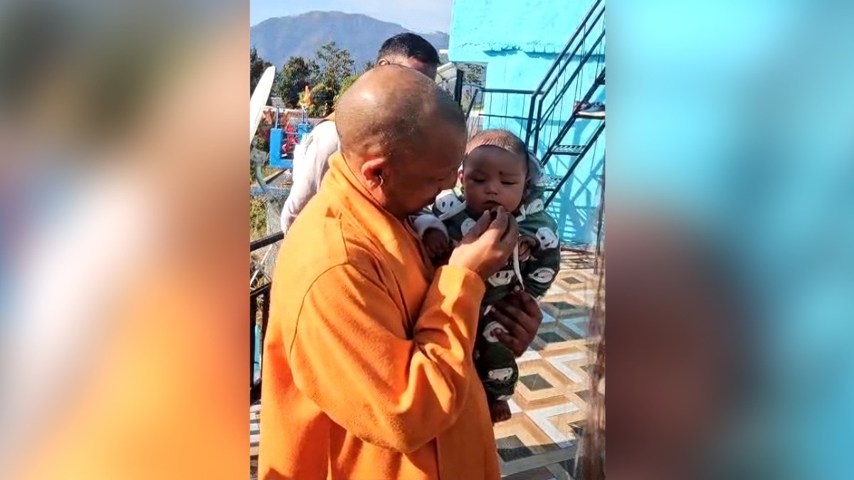 बच्चे को चॉकलेट खिलाते CM योगी.  (Photo: Screengrab)