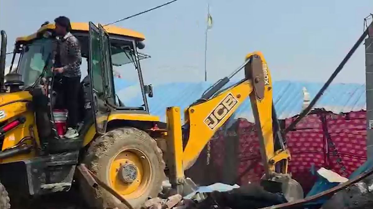 बरेली में अवैध तरीके से बनी मस्जिद पर चला बुलडोजर. (Photo: Screengrab)