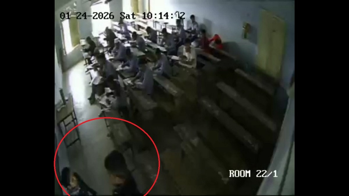 छात्र ने महिला टीचर को थप्पड़ मार दिया. (Photo: Screengrab)