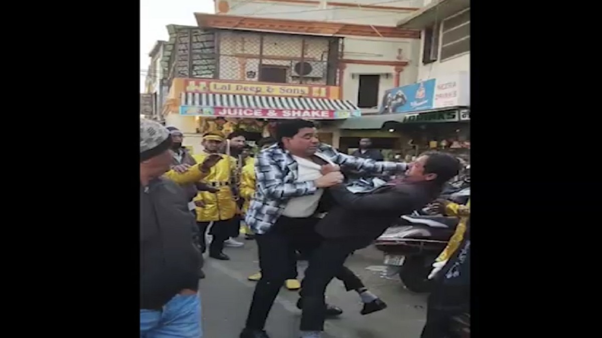 बैंड बाजा टीम के दो सदस्यों में जमकर मारपीट हुई. (Photo: Screengrab)