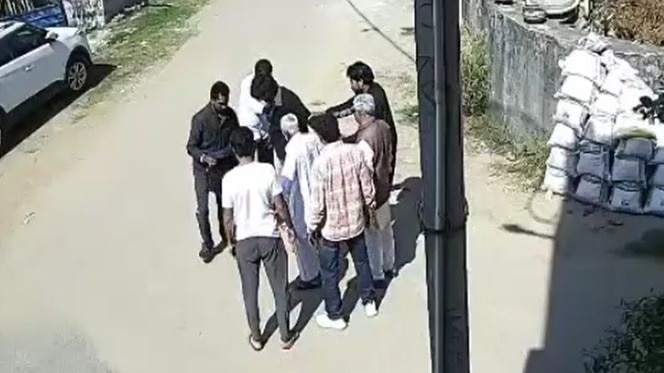 जयपुर में बैंक संचालक से लूट. (Photo: Screengrab)