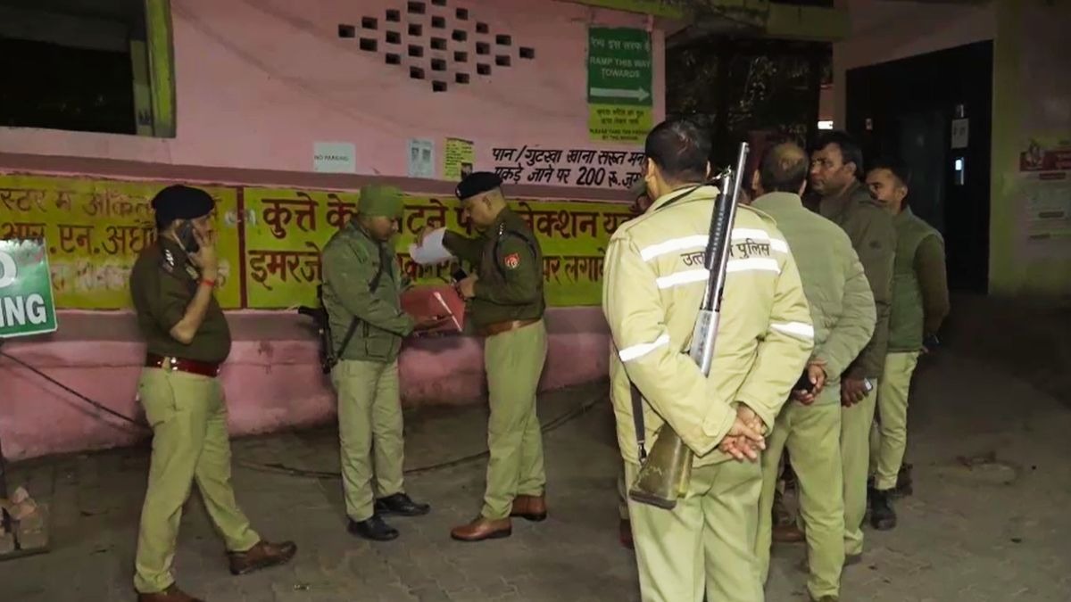 पुलिस की दस्तक के बाद युवक ने लगा ली आग. (Photo: Screengrab)